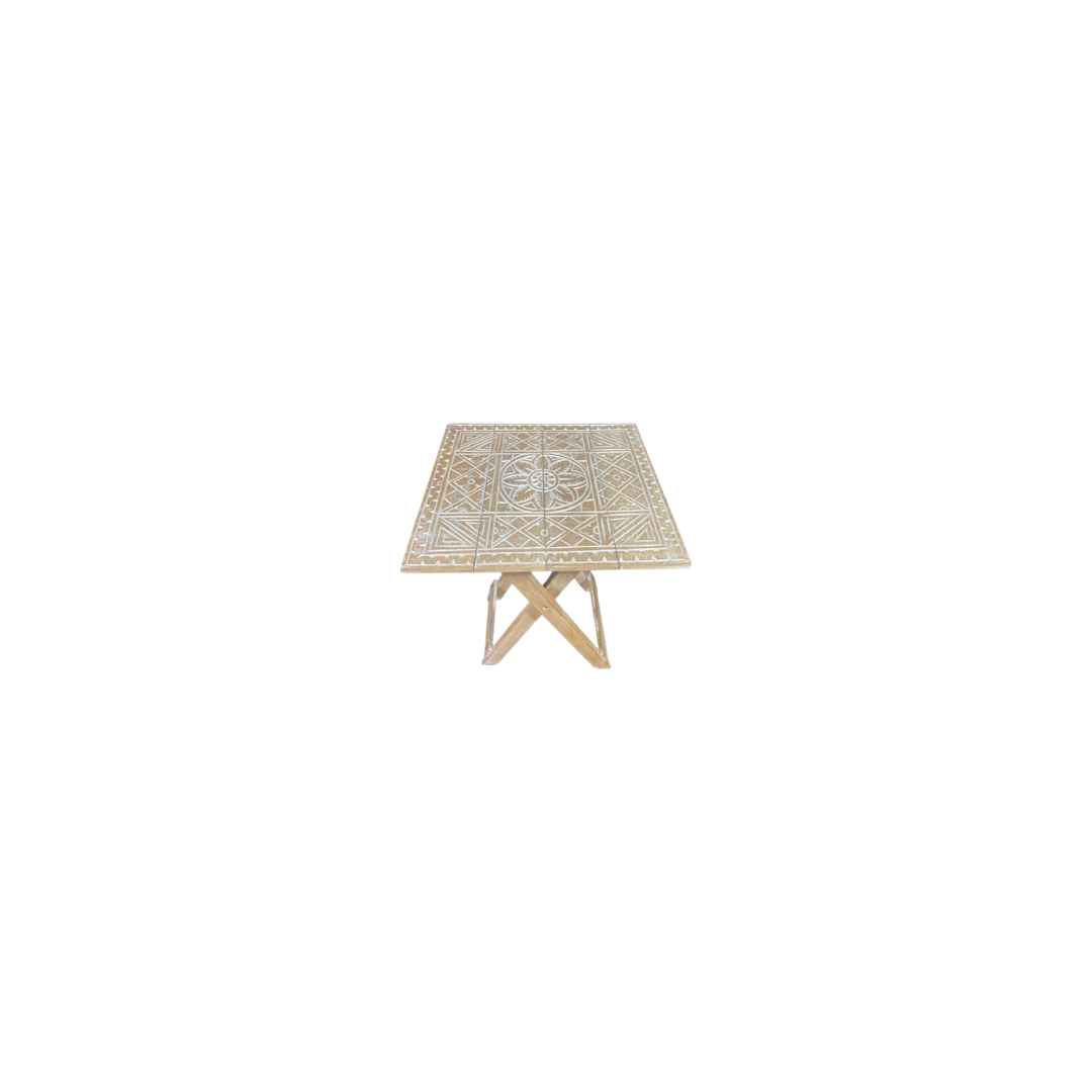 Veta Viva – Set de Mesa y Taburete con Grabados Artesanales