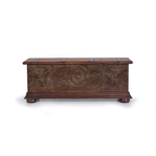 Arca Relieve Ancestral – Baúl de Mango Tallado (116 cm)