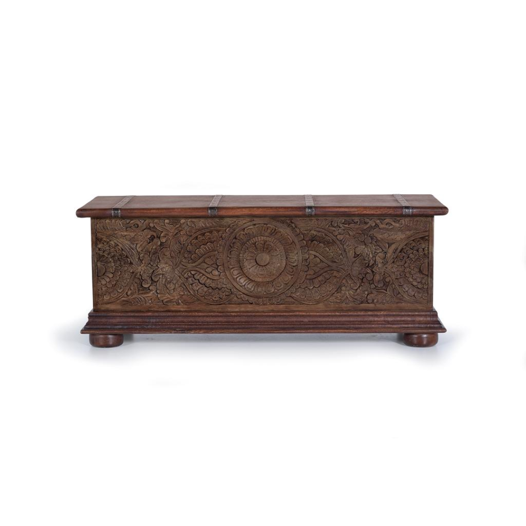Arca Relieve Ancestral – Baúl de Mango Tallado (116 cm)