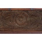 Arca Relieve Ancestral – Baúl de Mango Tallado (116 cm)