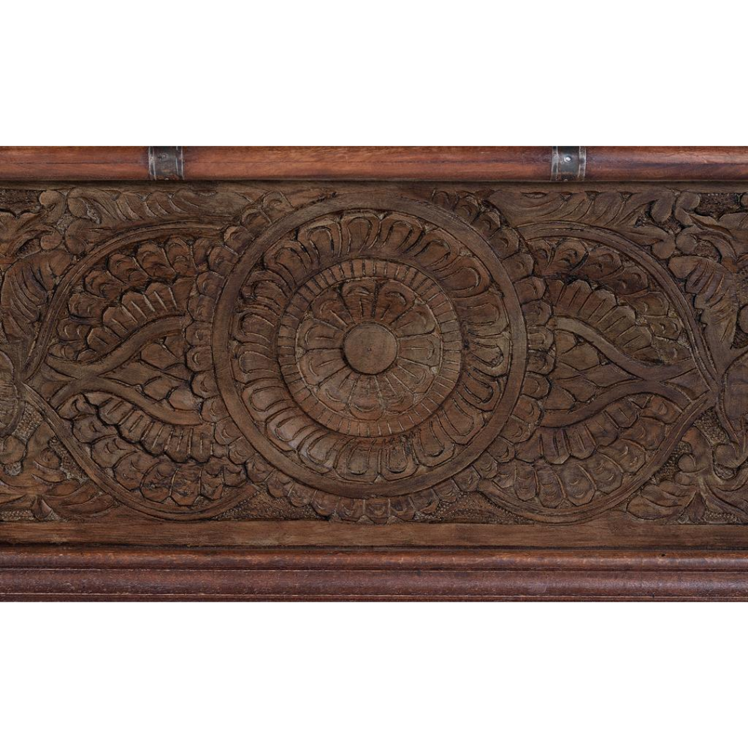 Arca Relieve Ancestral – Baúl de Mango Tallado (116 cm)