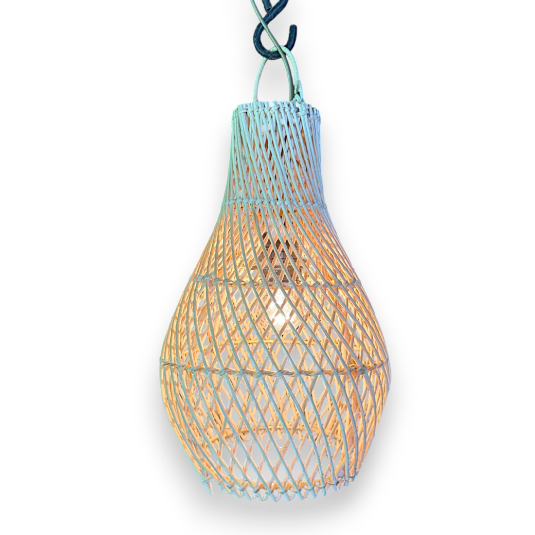 Lámpara Vértice Crochet – Silueta Cono (23x35 cm)